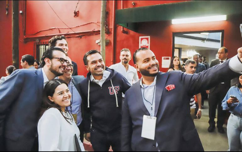 Álvarez Máynez se tomó fotos con simpatizantes en Baja California Sur. ESPECIAL