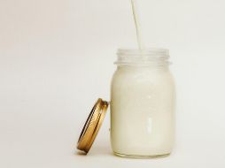 Existen distintos tipos de leche. ESPECIAL/ Foto de Nikolai Chernichenko en Unsplash
