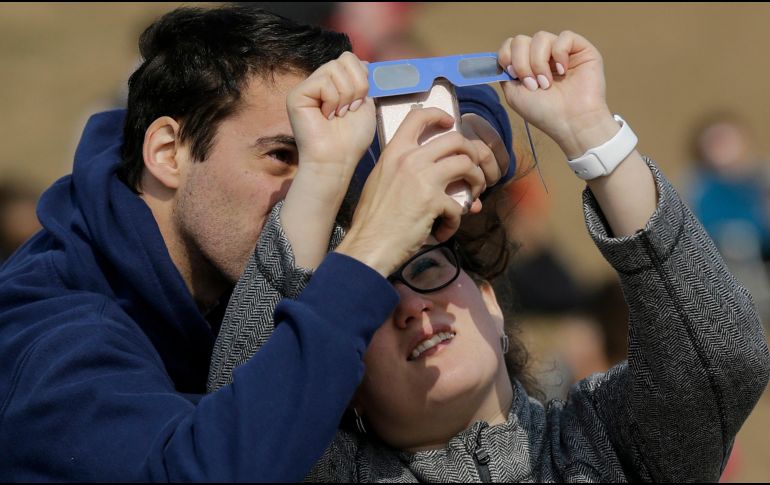 El eclipse solar es un evento astronómico de gran relevancia que tiene cautivados a millones de mexicanos. AP / ARCHIVO