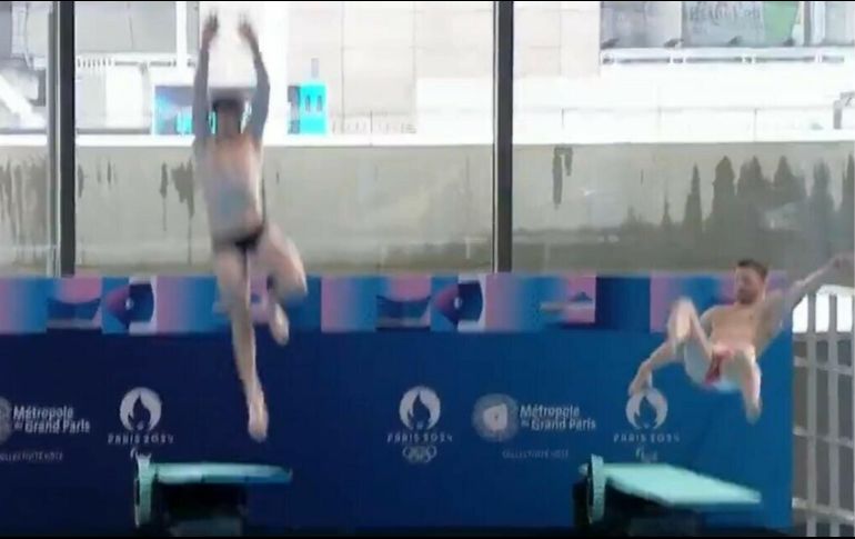 Alexis Jandard se cayó en la demostración desde el trampolín de tres metros, causando la sorpresa del presidente Macron. ESPECIAL