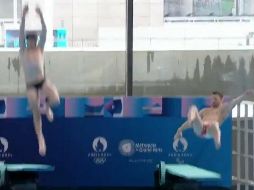 Alexis Jandard se cayó en la demostración desde el trampolín de tres metros, causando la sorpresa del presidente Macron. ESPECIAL