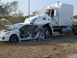 El conductor del tráiler que manejaba detrás de este coche se durmió al volante, por lo que impactó al automóvil arrastrándolo varios metros hasta sacarlo del camino. ESPECIAL
