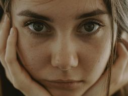 Existe una vitamina que mejora notablemente las bolsas y ojeras. ESPECIAL/ Foto de JC Gellidon en Unsplash