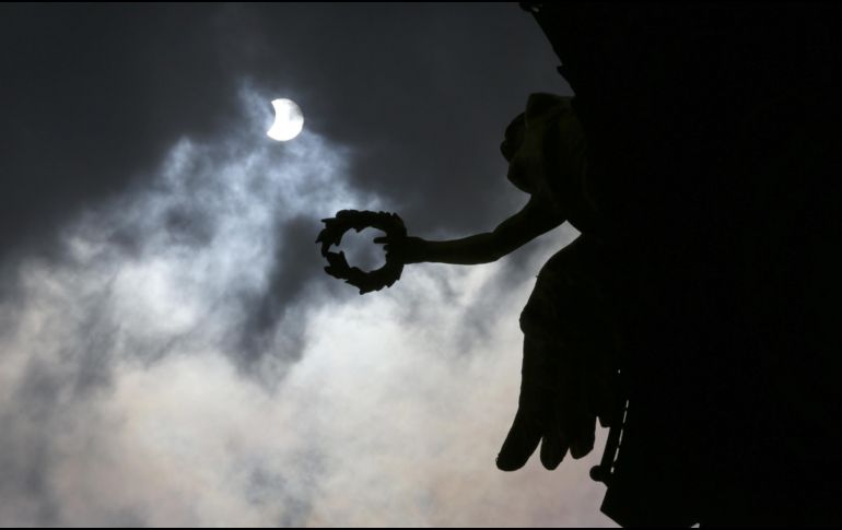 Isaías 13:9-16 es uno de los versículos de la Biblia que ha sido relacionado por varios usuarios, con lo que sucederá en algunas partes del mundo el próximo 8 de abril durante el eclipse. AP / ARCHIVO