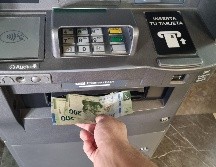 La CONDUSEF recomienda precaución al compartir códigos de retiro con terceros y al introducir claves en el cajero automático para evitar bloqueos. EL INFORMADOR/ ARCHIVO.