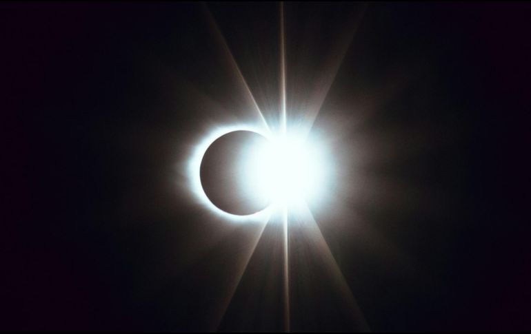 La venta de visores especiales para apreciar el eclipse se ha disparado. Unsplash.