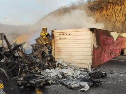 Se supo que los hechos se dieron en el kilómetro 3 600, a partir de que un tráiler doble remolque, que viajaba en sentido hacia Colima, chocó contra el muro de contención. ESPECIAL/ UEPCBJ