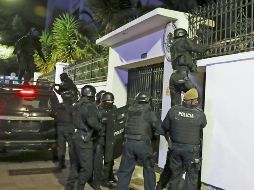 Fuertemente armados, elementos de seguridad del Gobierno de Ecuador violaron la soberanía de México e ingresaron por la fuerza a la sede diplomática que se ubica en Quito. AP