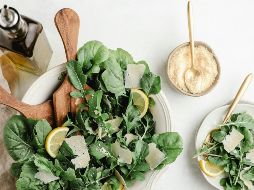 Saber elegir qué comer y qué tomar puede marcar una gran diferencia en el bienestar de nuestro organismo. ESPECIAL / Foto de Leigh Skomal en Unsplash