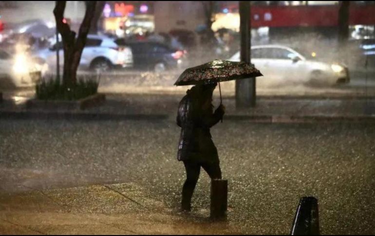 Si bien la primavera inició hace poco, más de alguno ya quiere tomar sus precauciones, ya sea con la impermeabilización de techos o reparación de desperfectos en casa para evitar filtraciones. SUN / ARCHIVO