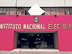 Las candidatas y el candidato estarán sentados, a fin de que no cubran el logo del INE. SUN / ARCHIVO