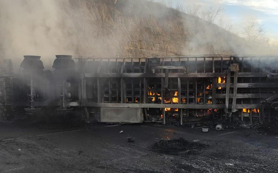 Siete elementos de la Guardia Nacional salieron lesionados; se desconoce el paradero del conductor del tráiler. ESPECIAL / UEPCBJ