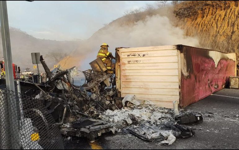 En el clip se puede ver las altas columnas de humo luego del accidente. ESPECIAL/ X/ @PCJalisco.