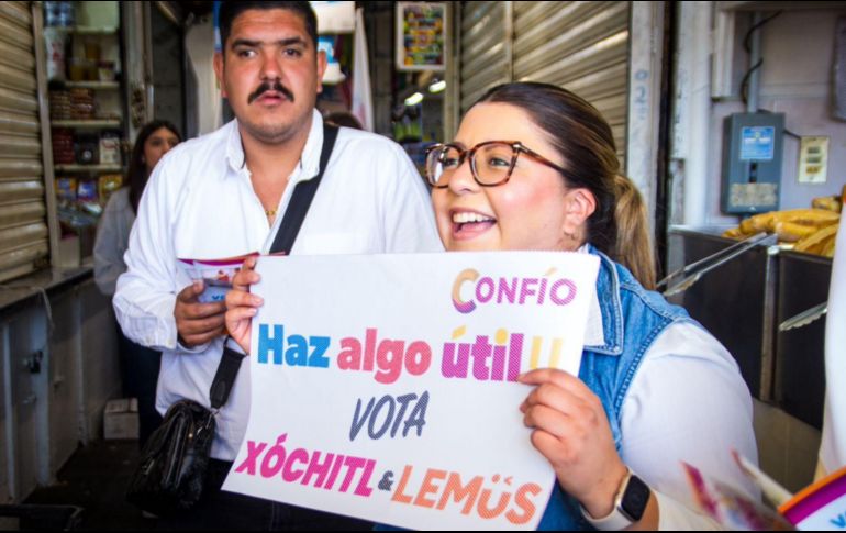 A partir de las 9 de la mañana de hoy sábado se situaron en la intersección de Avenida Patria y Federalismo para llevar a cabo la colocación de calcomanías. ESPECIAL