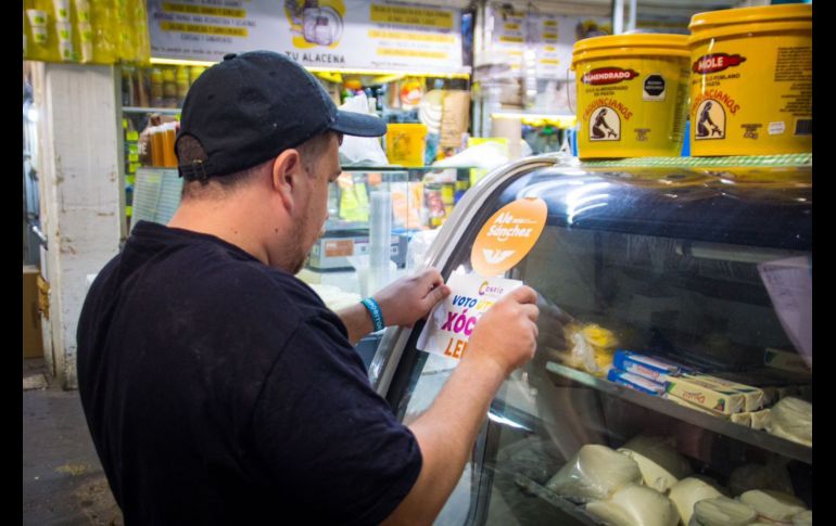 A partir de las 9 de la mañana de hoy sábado se situaron en la intersección de Avenida Patria y Federalismo para llevar a cabo la colocación de calcomanías. ESPECIAL