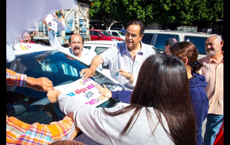 A partir de las 9 de la mañana de hoy sábado se situaron en la intersección de Avenida Patria y Federalismo para llevar a cabo la colocación de calcomanías. ESPECIAL