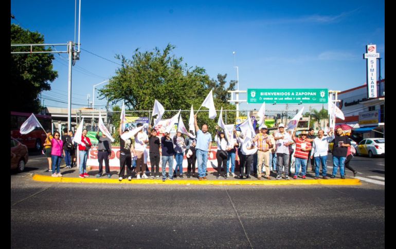 A partir de las 9 de la mañana de hoy sábado se situaron en la intersección de Avenida Patria y Federalismo para llevar a cabo la colocación de calcomanías. ESPECIAL