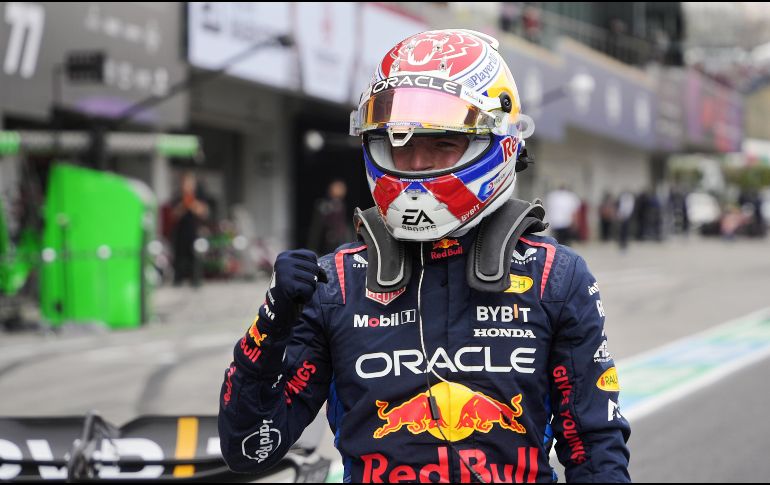 Sergio Pérez sorteó las dificultades que causó el incidente entre Albon y Ricciardo al comienzo de la carrera. EFE/F. Robichon