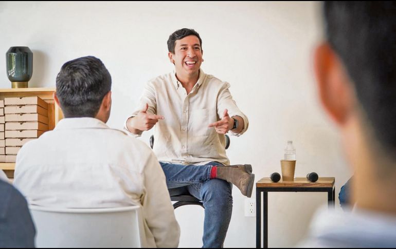 El candidato reunió con jóvenes universitarios y líderes políticos de las universidades. ESPECIAL