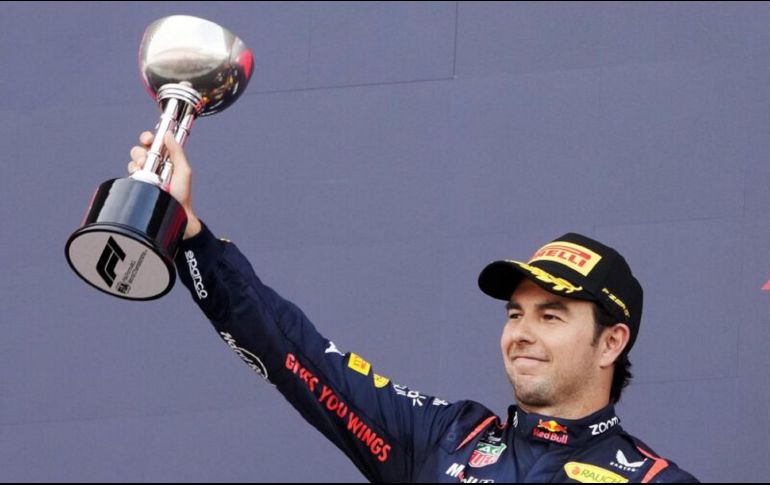 El piloto mexicano reapareció en el podio, en ese camino en el que busca su renovación, al menos para 2025 con la escudería. EFE/EPA/F. ROBICHON