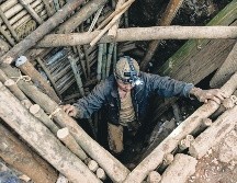 Un minero trabajando en un túnel en una mina en Mogok, al Norte de Mandalay. AFP