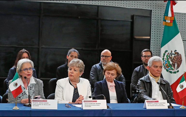 Conferencia de prensa de ayer, en el Aeropuerto Internacional de la Ciudad de México. EFE