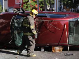 Hasta las 10:00 horas, los elementos de Protección Civil seguían limpiando la vialidad, la cual permanece cerrada a la circulación. ESPECIAL / PC GUADALAJARA