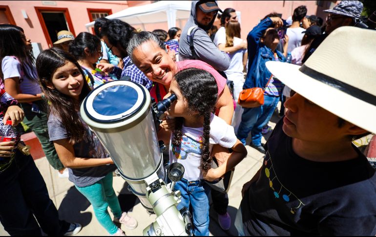 Los tapatíos contemplaron el fenómeno a través de los telescopios dispuestos a lo largo de la explanada del Instituto de Astronomía. EL INFORMADOR/ A. Navarro.