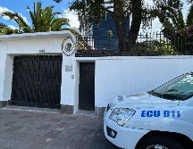 Un vehículo de la policía fue visto frente a la Embajada de México en Quito, Ecuador. México rompió sus relaciones diplomáticas con Ecuador, después de la irrupción de policías ecuatorianos a su sede para detener al exvicepresidente ecuatoriano, Jorge Glas. Xinhua/L. Siwei