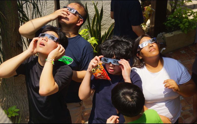 Aquellos que lo vieron sin la debida protección podrían estar experimentando síntomas preocupantes en su vista. SUN/ARCHIVO