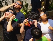 Aquellos que lo vieron sin la debida protección podrían estar experimentando síntomas preocupantes en su vista. SUN/ARCHIVO