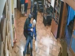 En un video difundido por el Gobierno de México se aprecian las agresiones de la Policía de Ecuador con el canciller Roberto Canseco en la embajada. AFP