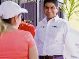 El aspirante del PAN, PRI y PRD prometió que atenderá las demandas de los vecinos. ESPECIAL