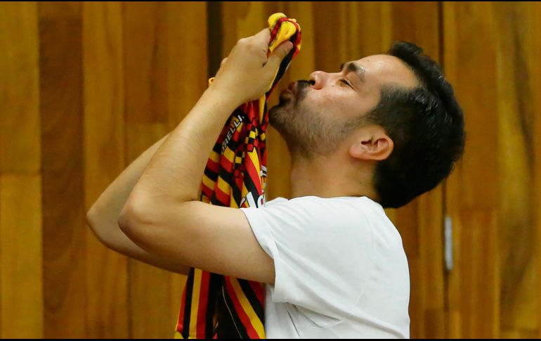 Máynez besó la playera de los Leones Negros de la UdeG, equipo de la Liga de Expansión, en su paso por el Auditorio “Salvador Allende”. EFE