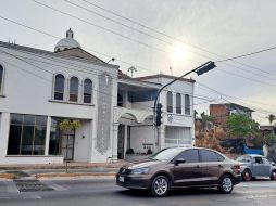 Peritos del Instituto Jalisciense de Ciencias Forenses se encargaron de trasladar el cadáver al descanso de medicina forense, para la práctica de la necropsia que determinará las causas del deceso. EL INFORMADOR / O. Álvarez