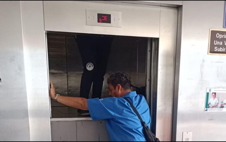 Sus compañeros trataron de sacarla, pero fue imposible, hasta que personal de mantenimiento logró abrir las puertas y después liberarla con la ayuda de una escalera. SUN