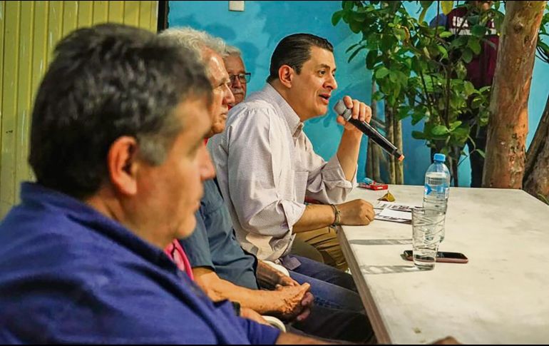 El representante morenista platicó con activistas que viven en la colonia San Andrés. ESPECIAL