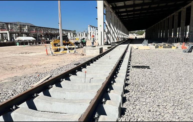 En las imágenes se muestra el tramo de Tlajomulco y el Centro Universitario, del cruce Constitución, del tramo Fortuna, la estación El Cuervo, en San Sebastián, y del proceso de soldadura aluminotérmica. CORTESÍA / SIOP