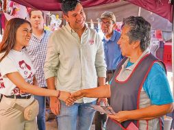 Kumamoto acudió al tianguis de esta colonia junto con Daniela Chávez, candidata a diputada. ESPECIAL