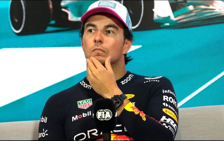 Checo Pérez tendría algunas demandas para asegurar su futuro dentro de Red Bull. AP/ ARCHIVO.