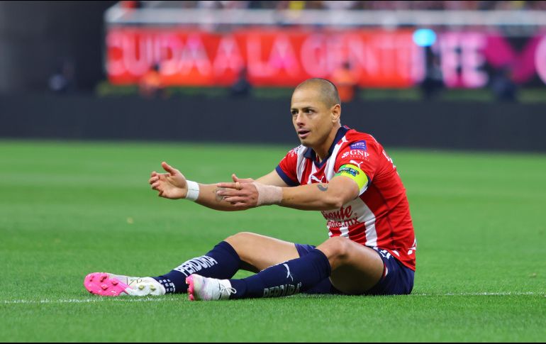 Justo cuando se había reencontrado con el gol Javier Hernández se perderá el siguiente partido de las Chivas. IMAGO7