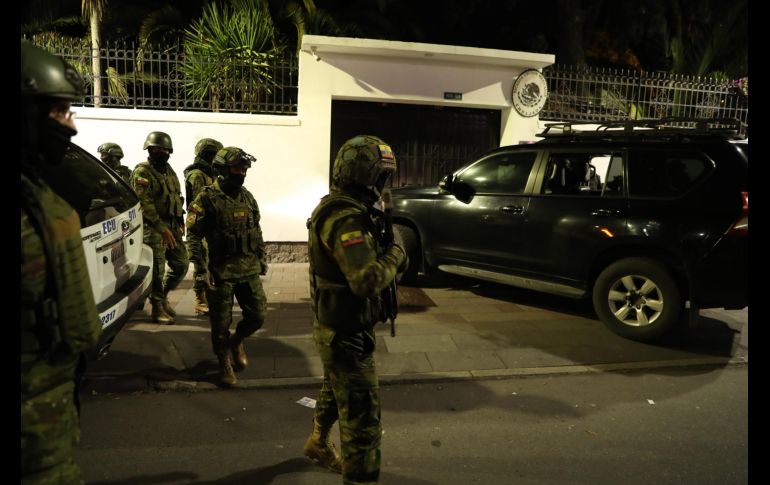 Autoridades ecuatorianas irrumpen en la Embajada de México para detener a exvicepresidente Jorge Glas. EFE