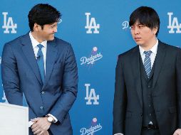 Ippei Mizuhara (der.) se entregó a las autoridades el jueves por las acusaciones de cometer fraude bancario usando una cuenta de Shohei Ohtani. AFP/. Oliphant