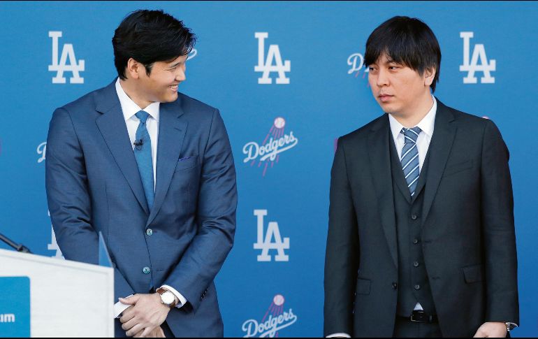 Ippei Mizuhara (der.) se entregó a las autoridades el jueves por las acusaciones de cometer fraude bancario usando una cuenta de Shohei Ohtani. AFP/. Oliphant