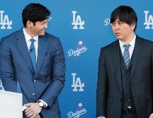 Ippei Mizuhara (der.) se entregó a las autoridades el jueves por las acusaciones de cometer fraude bancario usando una cuenta de Shohei Ohtani. AFP/. Oliphant