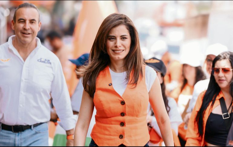 La abanderada naranja prometió a los tianguistas agilizar trámites y limpieza en los espacios donde se colocan. ESPECIAL