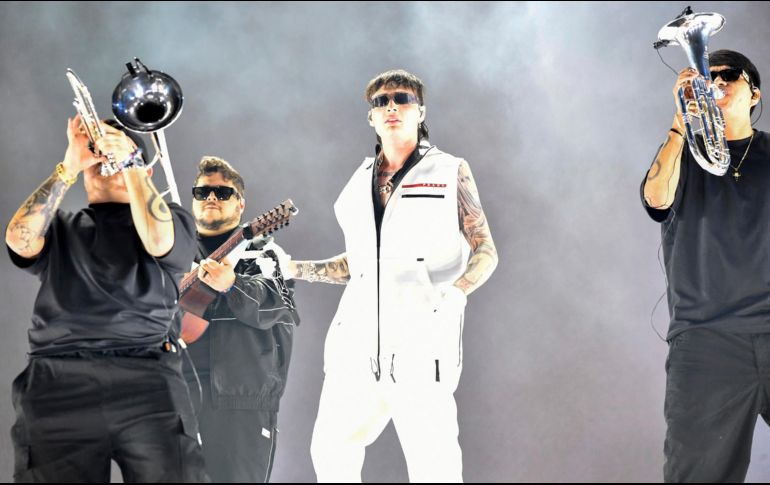El cantante tapatío presentó sus éxitos en el escenario principal del festival Coachella. AP/ V. Macon