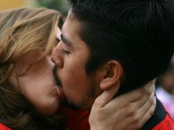 En la actualidad, para las parejas besarse en la boca es una manera de expresarse amor y de iniciar la tormenta de mensajes al cerebro que son capaces de trasmitir consuelo y cariño hasta la expiación sexual. EL INFORMADOR / ARCHIVO