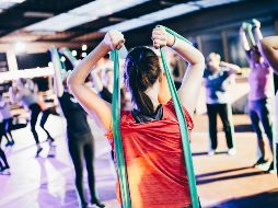 Existen otros ejercicios más dinámicos que pueden ayudarte a alcanzar tus objetivos de una manera más amena. ESPECIAL / Foto de Geert Pieters en Unsplash