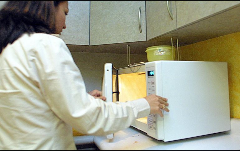 Ahorrar no es fácil, pero tu recibo de luz puede ayudarte a hacerlo si disminuyes tu consumo de electricidad desconectando algunos aparatos electrodomésticos. EL INFORAMDOR / ARCHIVO